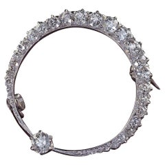 Antico spillo a mezzaluna in platino Art Deco con diamante vecchio taglio europeo