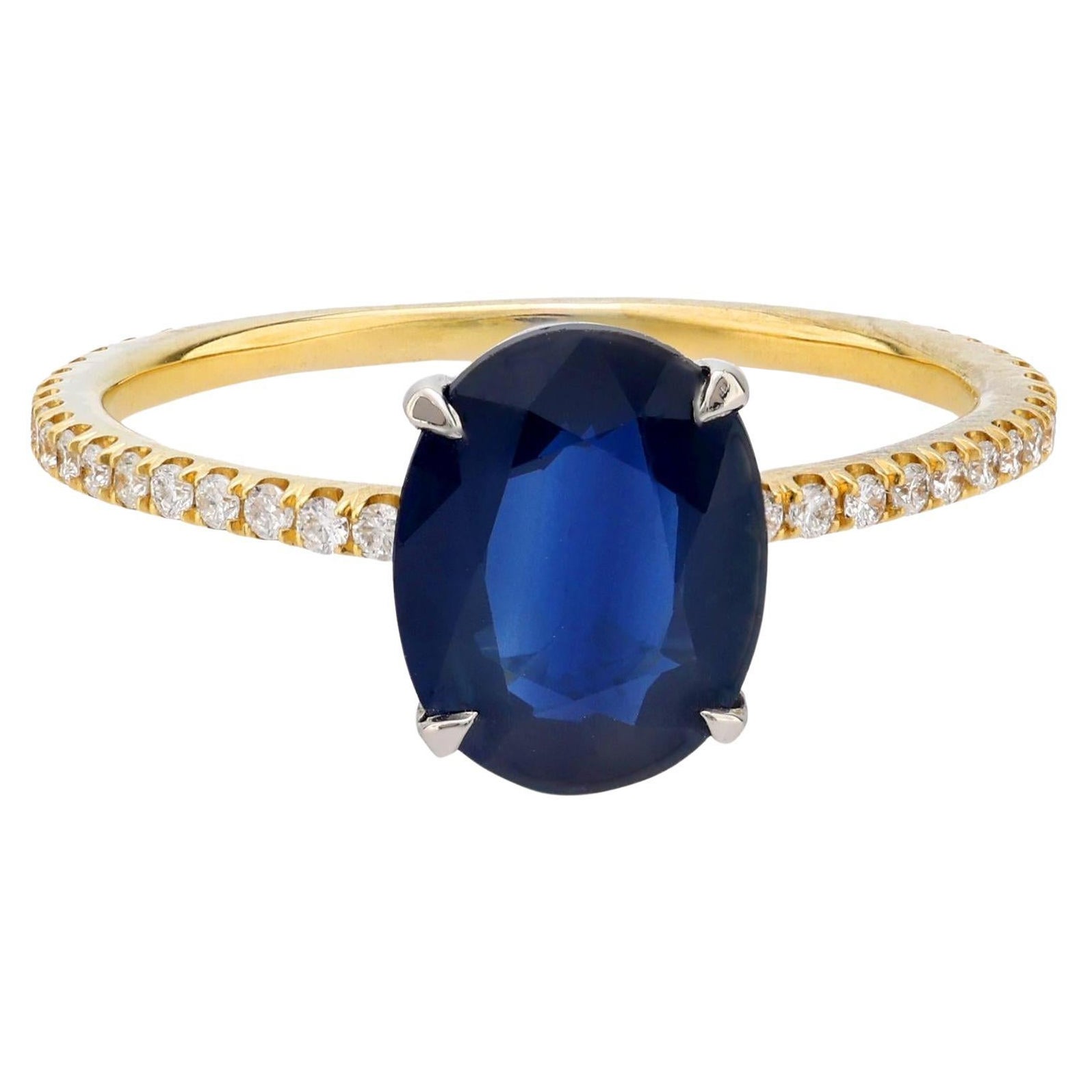 Anillo moderno de oro amarillo de 18k con zafiro diamante talla oval de 2 quilates