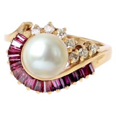 Anillo Remolino Moderno Rubíes Diamantes Perla Cultivada Oro Amarillo 18 Kilates