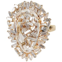 Suzanne Kalan, bague unique en son genre en or jaune 18 carats, diamants baguettes et cristal