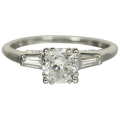 1950er 3-Stein Verlobungsring - 0,84ct Runde & Baguette Diamanten in Platin