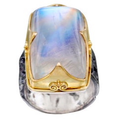 Steven Battelle, bague en or et argent avec pierre de lune arc-en-ciel cabochon de 38.8 carats