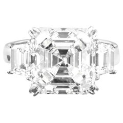 Certifié GIA, 4 ct. Asscher Bague de fiançailles en platine et diamants