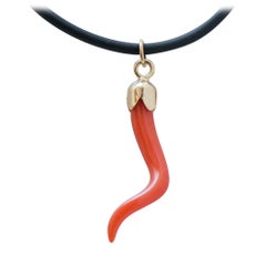 Corallo, collana con ciondolo in oro giallo 18 carati.