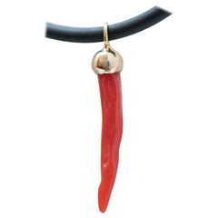 Corallo, collana con ciondolo in oro giallo 18 carati.