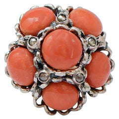 Anillo de Coral, Diamantes, Oro Rosa y Plata.