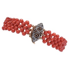 Bracciale in corallo, zaffiri, diamanti, oro rosa 14 carati e argento.