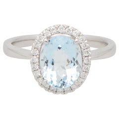 Anillo vintage de oro blanco con aguamarina y halo de diamantes