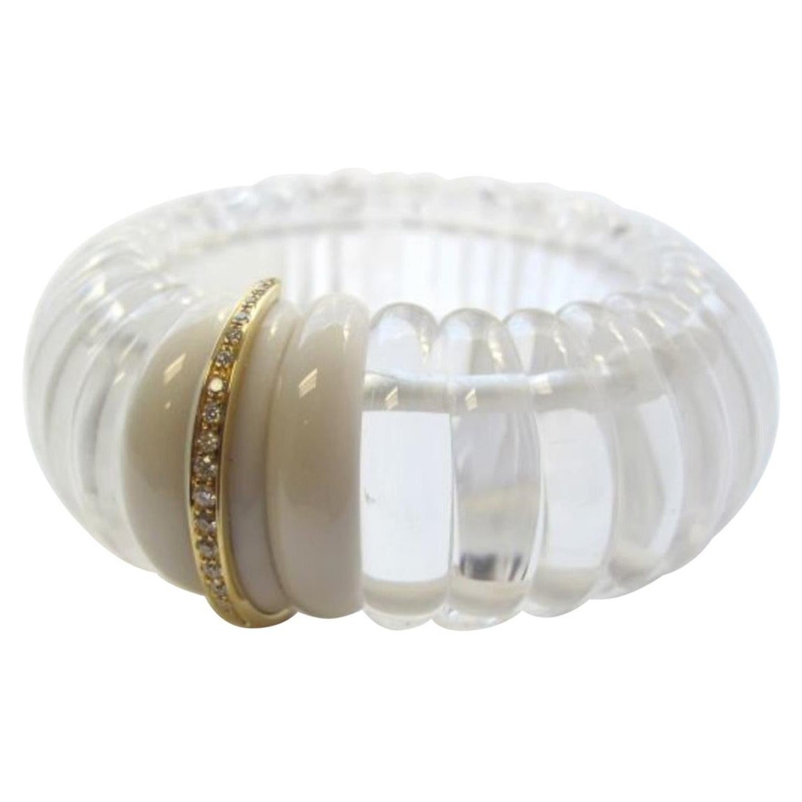 Bracelet manchette italien en cristal de roche, diamant et or jaune au design festonné en vente