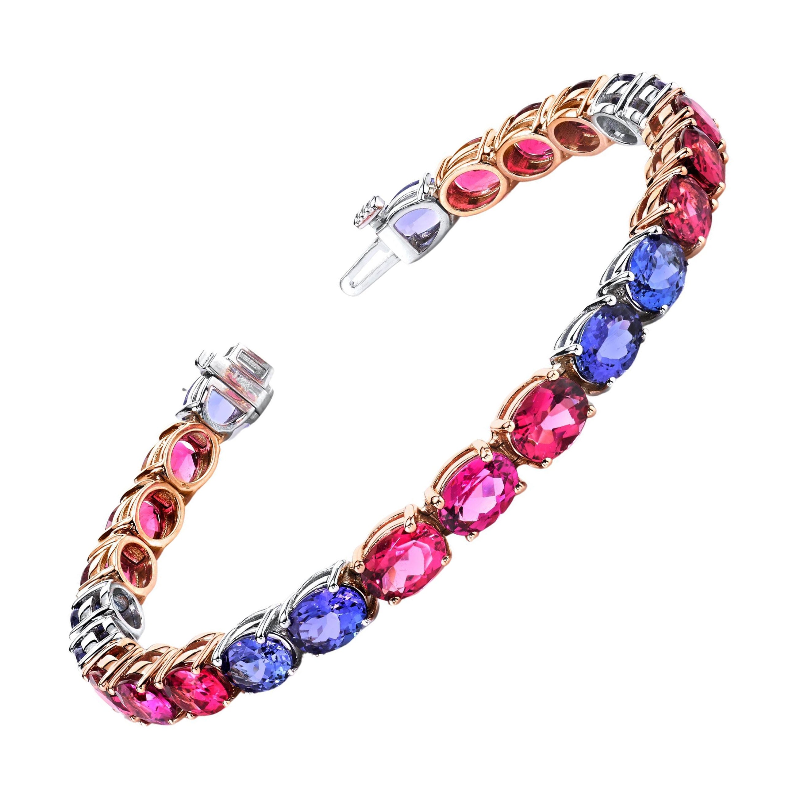 Ce bracelet unique en son genre présente de fines tanzanites et de riches tourmalines rubellite serties dans de l'or blanc et rose 18 carats. Alors que la ligne de pierres précieuses est disposée dans le style classique d'un bracelet de tennis, nous