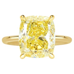 Anello in oro giallo certificato GIA da 6,01 carati con diamanti a cuscino di colore giallo intenso
