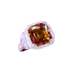 Anello in oro 18K con zaffiro arancione certificato AIG da 6,30 carati e 1,40 carati di diamanti