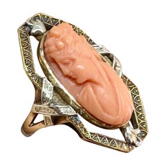 Bague déesse féminine camée Art Déco en or blanc et jaune antique néoclassique