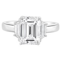 Anello di fidanzamento in platino con diamante taglio smeraldo