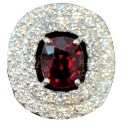 Colgante de oro blanco de 18 quilates con diamante espinela rojo vivo sin calor de Birmania