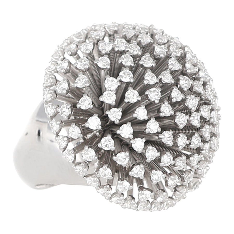 Une pièce à la fois audacieuse et raffinée, ce collier à chaîne en or blanc 18 carats en vente