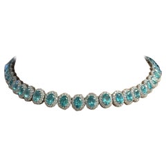 Collier ras du cou en or blanc 18k serti d'émeraudes ovales et de diamants en halo