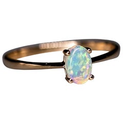 Bague minimaliste en or jaune 14 carats avec opale massive australienne de forme ovale