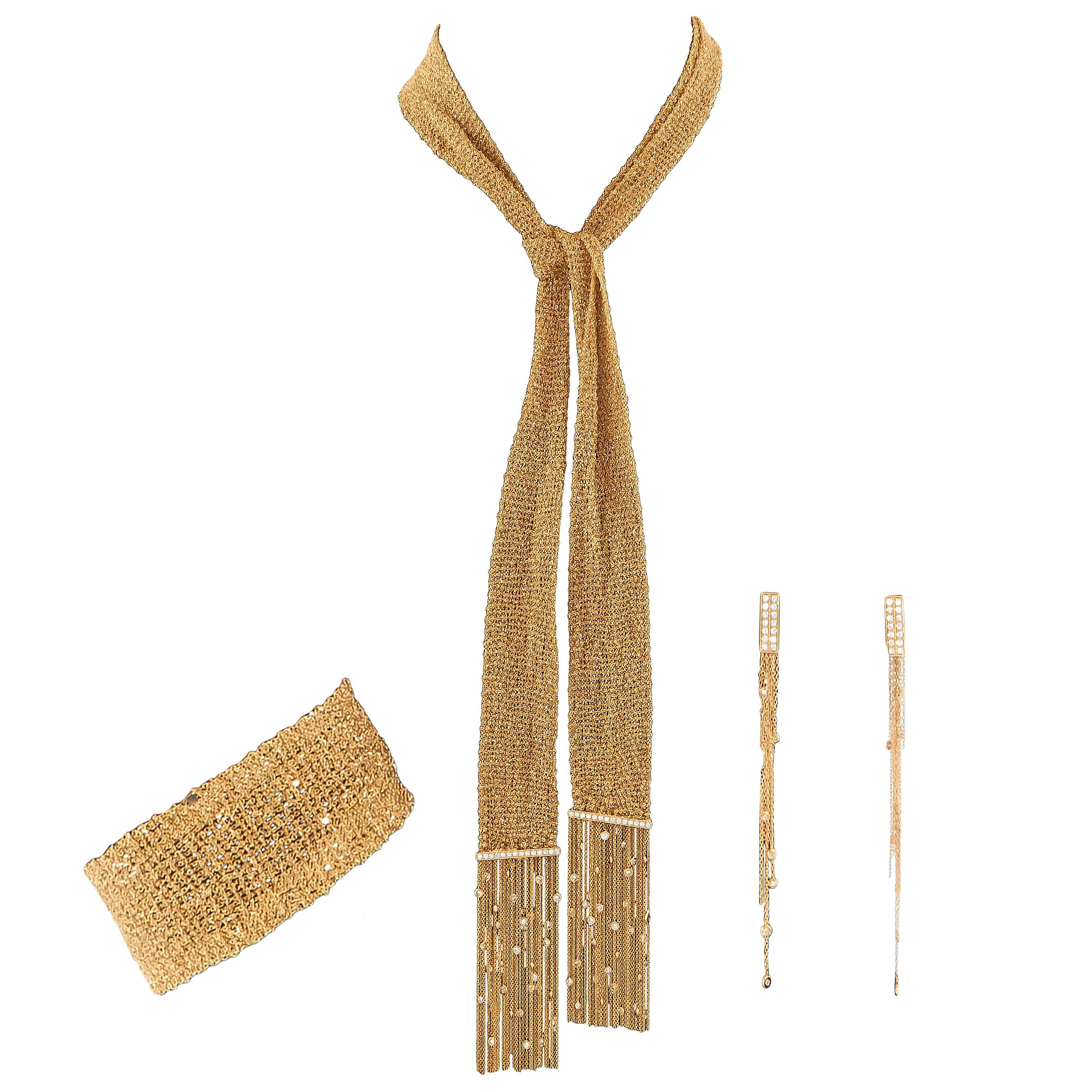Boucheron Parure collier, bracelet et boucles d'oreilles écharpe Delilah en maille d'or en vente