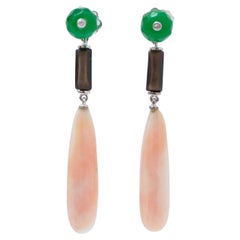 Pendientes de coral, jade, piedras negras, diamantes y platino.