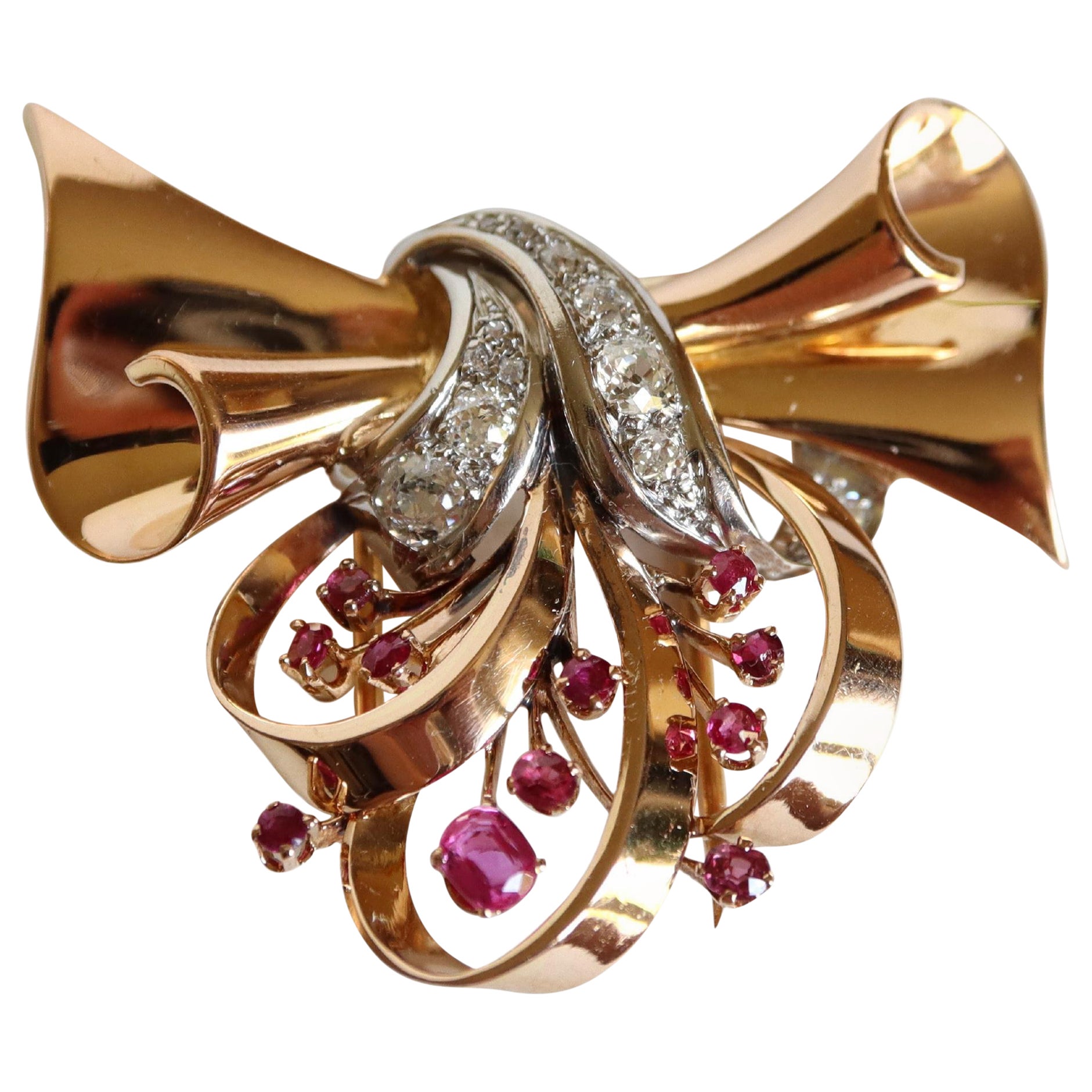 Brooch 1940s in 18 Karat Yellow Gold, Diamonds and Rubies Platinum