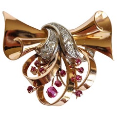 Brooch 1940s in 18 Karat Yellow Gold, Diamonds and Rubies Platinum