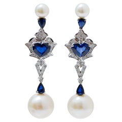 Pendientes de Perlas Blancas de 14 Mm, Zafiros, Diamantes, Oro Blanco de 14 Kilates.