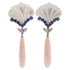 Piedras Blancas, Coral, Diamantes, Zafiros, Pendientes de Oro Blanco de 14 Kilates.