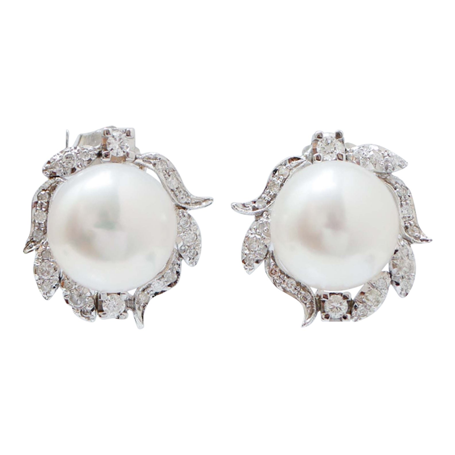 Pendientes de perlas blancas de 13 mm, diamantes y oro blanco de 14 quilates.