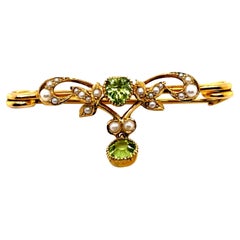 Spilla vittoriana a cuore in oro giallo 15 carati con perle di peridoto