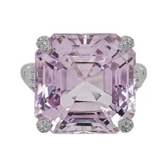 Anillo de oro blanco con kunzita y diamante blanco de 48,92 quilates