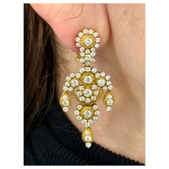 Pair of elegant 18 K yellow Gold Diamond Chandelier earrings