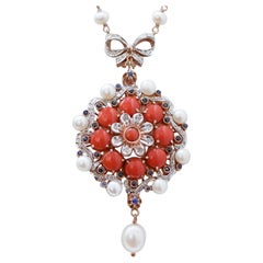 Halskette mit Anhänger aus Koralle, Perlen, Diamanten, Saphiren, Roségold und Silber.