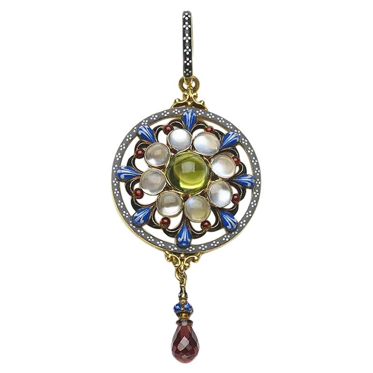 Pendentif Giuliano en émail, péridot, pierre de lune, grenat et or, circa 1885 en vente