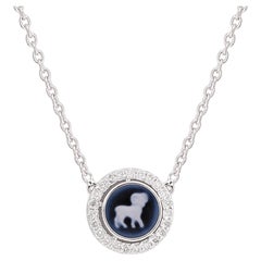 Collier pendentif signe de l'horlogerie Aries en or blanc 14 carats avec pavé de diamants (1,12 ct. pt.)