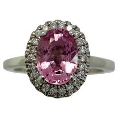 Anello aureolato in platino con diamante e spinello rosa vivido taglio ovale da 1,32 carati