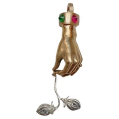 Pendentif sculpture "St Lucia" avec rubis et émeraudes.