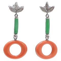 Pendientes colgantes de coral, jade, diamantes y oro blanco de 14 quilates.
