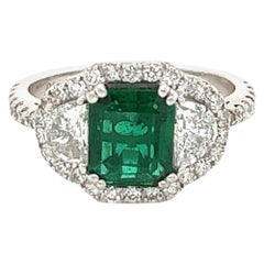 Anillo de tres piedras de oro blanco de 18 quilates con diamante esmeralda de 2,42 quilates certificado por GIA