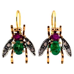 Boucles d'oreilles « Folies » Art Nouveau en or jaune avec diamants blancs taille rose, rubis et émeraudes