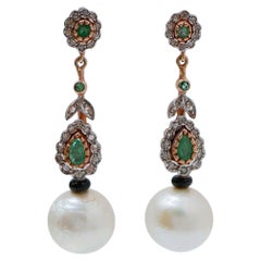 Pendientes de perlas blancas de 14 mm, esmeraldas, diamantes, ónice, oro rosa y plata.