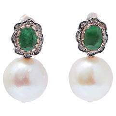 Boucles d'oreilles en argent, perles, émeraudes et diamants.