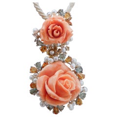 Corallo, zaffiri multicolore, perle, diamanti, collana con ciondolo in oro bianco 14 kt