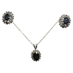 Ensemble boucles d'oreilles et collier pendentif en or blanc 14 carats avec saphirs de 3,3 carats et diamants