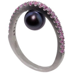 Schöner einzigartiger Laufsteg-Ring mit schwarzer Perle und rosa Saphir