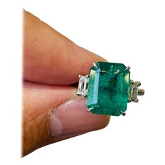 Emilio Jewelry 7.28 Karat Smaragd-Diamant-Ring