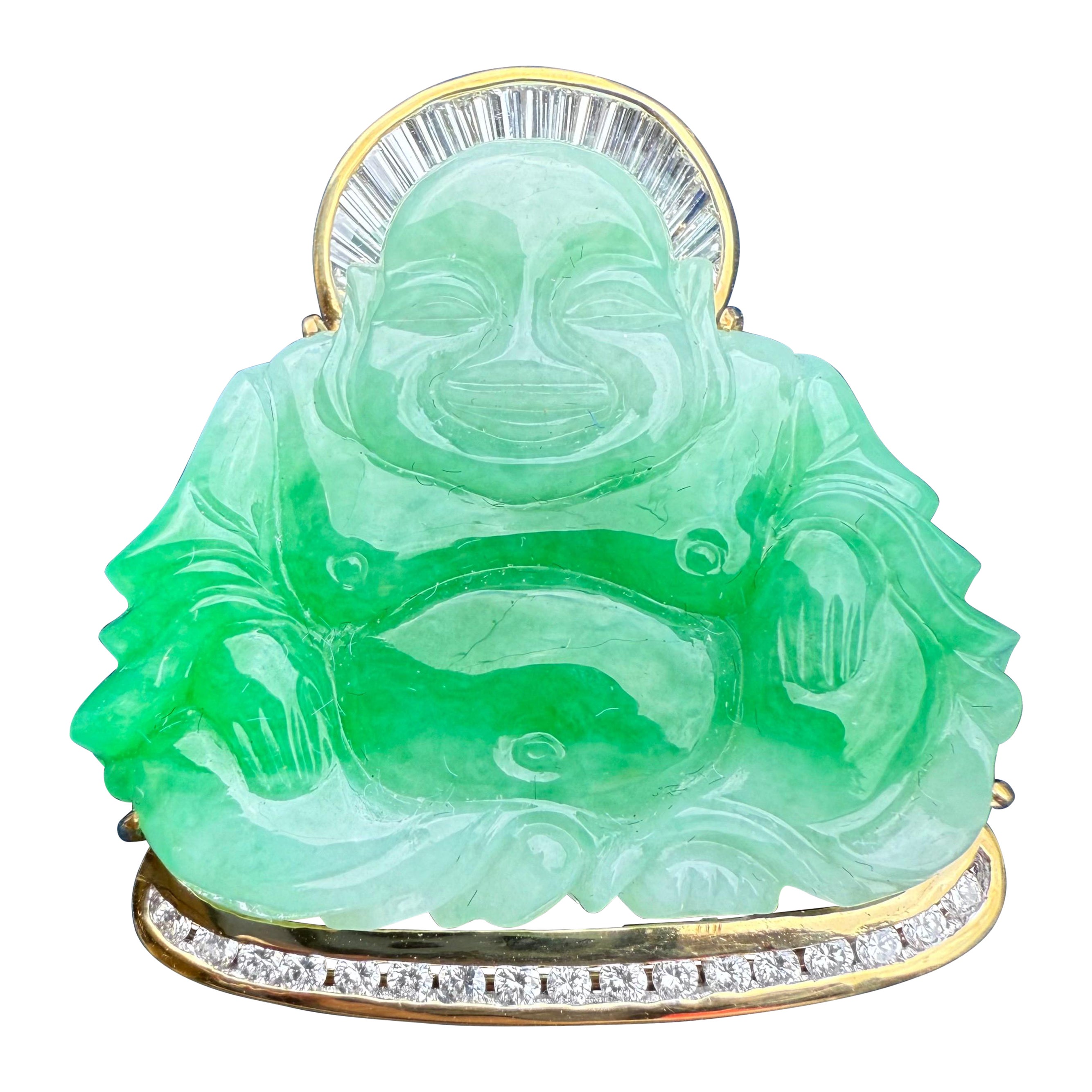 Pendentif Bouddha heureux en jade vert pomme serti de diamants en or jaune 18 carats en vente