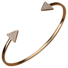 Minimalistischer Armreif aus 14k massivem Gold mit natürlichem Pave-Diamantpavé für sie.