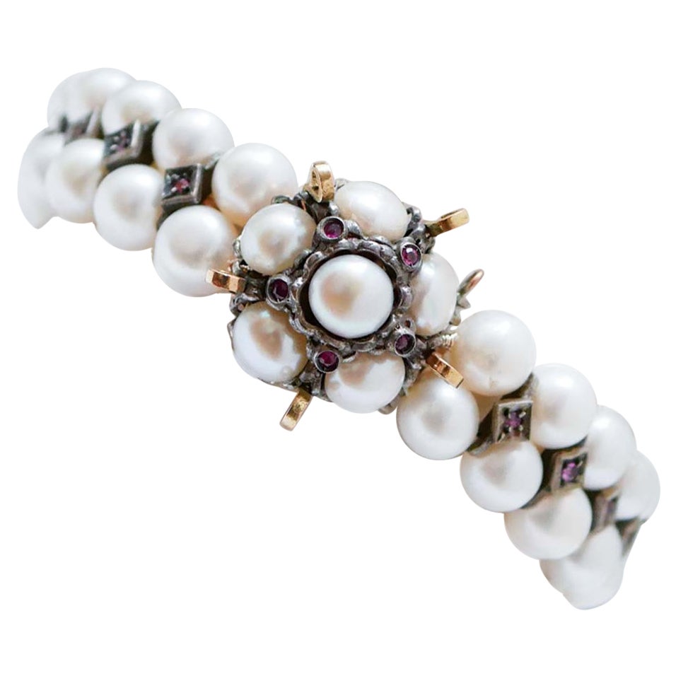 Armband aus Perlen, Rubinen, Granaten, Roségold und Silber.