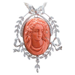 Coral, Diamantes, Colgante / Broche de Oro Blanco de 18 Kilates.